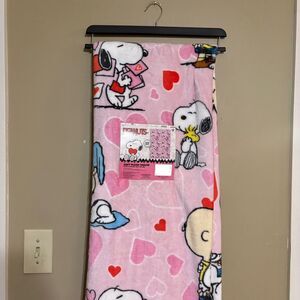 Peanuts Snoopy Charlie Brown Linus Valentines Day Pink Throw Blanket NWT 50x70